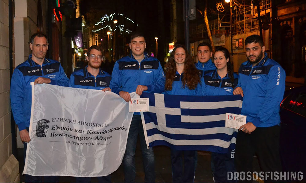 Η μισή αποστολή κρατάει με υπερηφάνεια την σημαία του Πανεπιστημίου Αθηνών και την Ελληνική. Α-Δ: Στάθης Αβραμίδης, Εφραίμ Χαλκιάς, Γιώργος Γάγκος (3η θέση), Ελευθερία Κασαγιάννη, Μιχαήλ Σουσούνης, Καλυψώ Οικονομίδου, Φλουρής Χατζηγεωργίου (3η θέση).